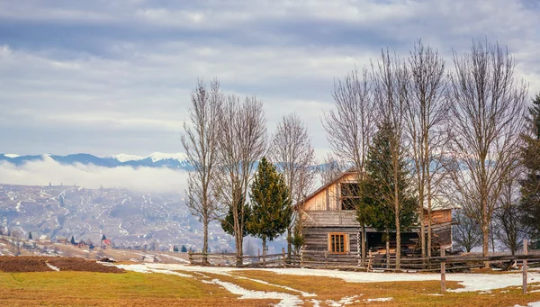 De laatste dagen van de winter in de bergen van Ukraine.Cabin in de — Stockfoto