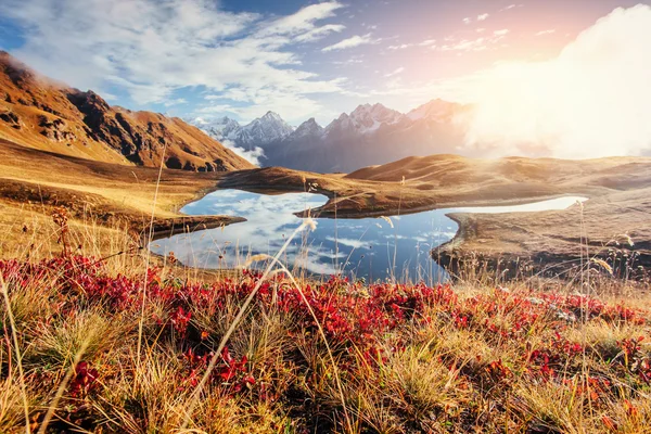 Zonsondergang op de berg lake Koruldi. Bovenste Svaneti, Georgia, Europa. — Stockfoto