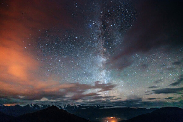 Фантастический зимний метеоритный дождь и покрытые снегом горы
