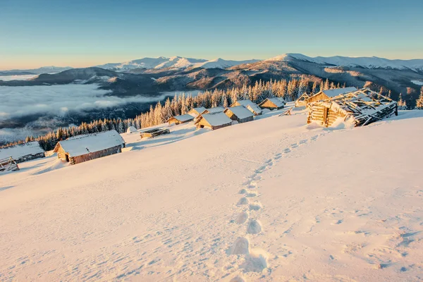 Footprints leading to the chalets in the mountains in the west. — Stock Photo, Image