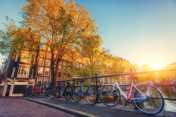 Krásné klidné scény města Amsterdam. Jízdní kola alon — Stock fotografie