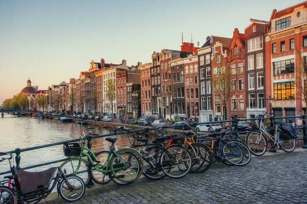 Bella scena tranquilla della città di Amsterdam. Biciclette alon — Foto Stock