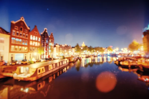 Krásná noc v Amsterdamu. Přirozené rozmazané pozadí. — Stock fotografie