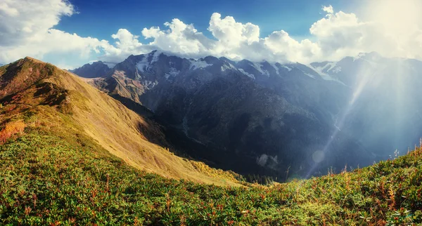 가 풍경 그리고 덮인 산봉우리입니다. Mou의 보기 — 스톡 사진