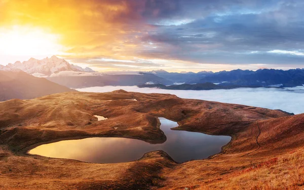 Sunset bulvarında dağ gölü Koruldi. Üst Svaneti, Georgia, Europe.