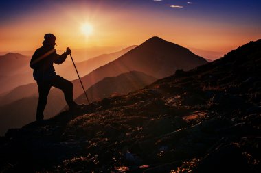 gün batımında dağlarda turistik