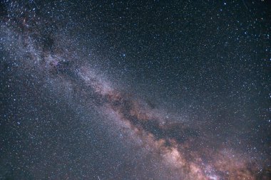 Yıldızlı gökyüzü ve güzel Samanyolu
