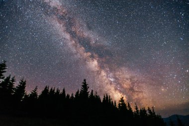 Yıldızlı gökyüzü ve güzel Samanyolu