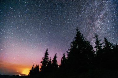 Yıldızlı gökyüzü ve güzel Samanyolu