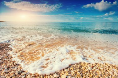 Kumsalda çakıl taşları