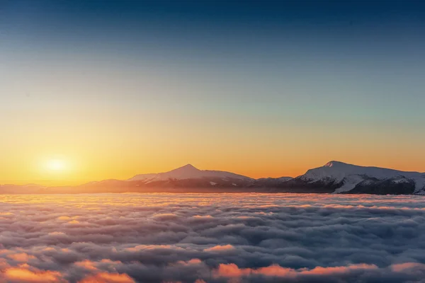 Mist in winter bergen. Fantastische zonsondergang — Stockfoto