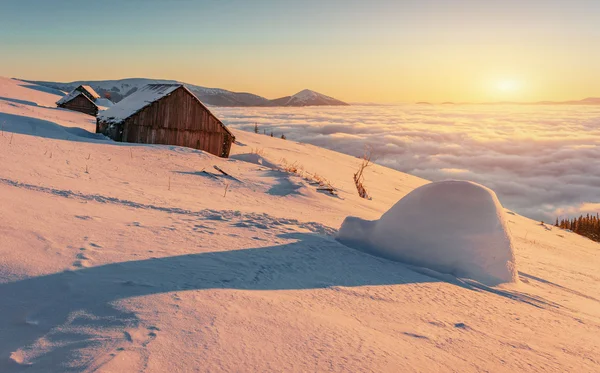 Yurt en chalets in de bergen in het westen. — Stockfoto