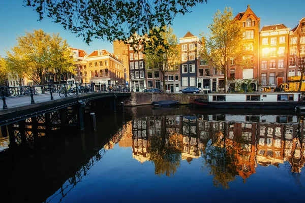 Hermosa puesta de sol en Amsterdam. Destacando edificios de sol y bo —  Fotos de Stock