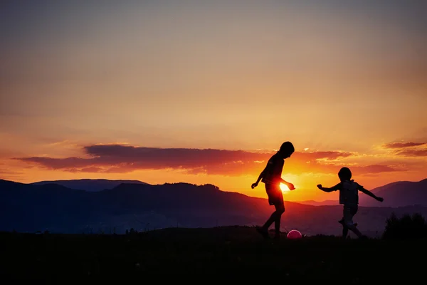 Bambini che giocano al tramonto — Foto Stock