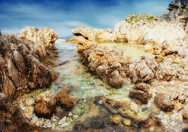 Schilderachtige rotsachtige kustlijn Cape Milazzo.Sicily, Italië. — Stockfoto