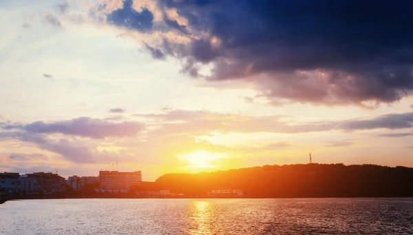 Colorido atardecer en Ternopil. Ciudad al anochecer. Ternopil, Ucrania, Europa — Foto de Stock