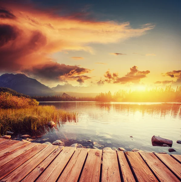 El amanecer sobre un lago en el parque High Tatras. Shtrbske Pleso , — Foto de Stock