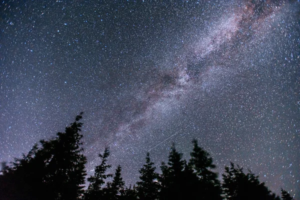 Céu estrelado e linda maneira leitosa — Fotografia de Stock