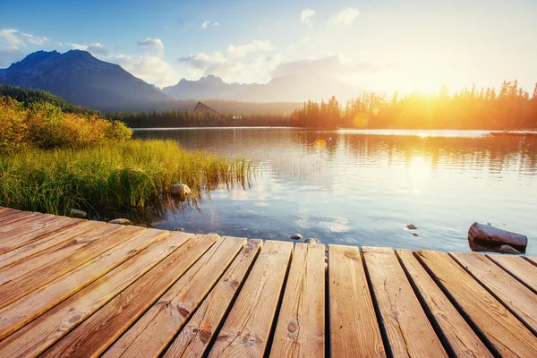 De zonsopgang boven een meer in het park Hoge Tatra. Shtrbske Pleso, — Stockfoto