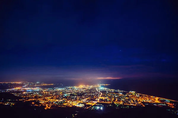 Sahilde bir gece ile şehir — Stok fotoğraf