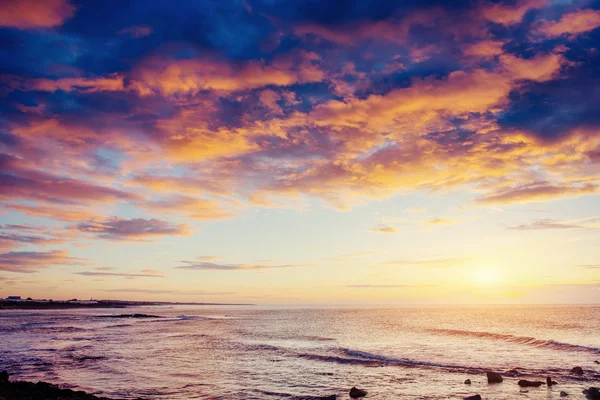 Zonsondergang boven zee — Stockfoto