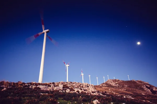 Aantal windturbines voor een lichtopbrengst — Stockfoto