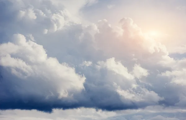 Nyári táj gyönyörű gomolyfelhők — Stock Fotó