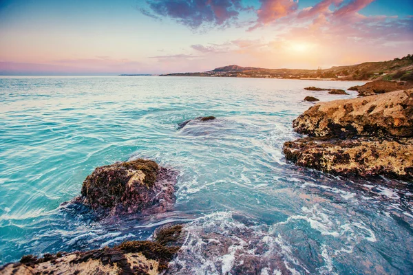 风景名胜多岩石的海岸线海角 Milazzo.Sicily 意大利. — 图库照片