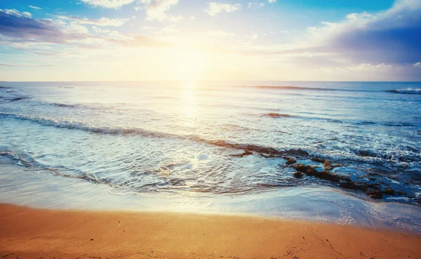 Tropisch strand op zandstrand — Stockfoto