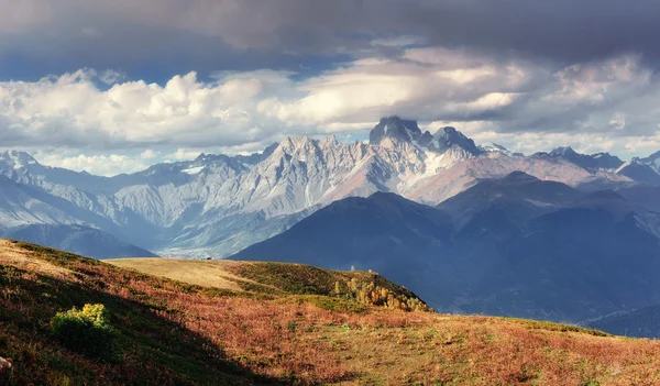 秋の風景と雪をかぶった山々 の峰。本覚え書きのビュー — ストック写真