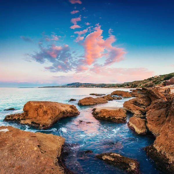 Schilderachtige rotsachtige kustlijn Cape Milazzo.Sicily, Italië. — Stockfoto