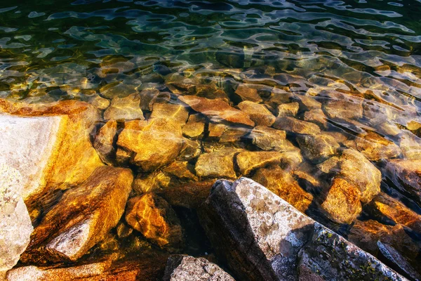 透明的湖里的石头. — 图库照片