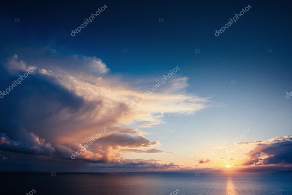 色彩斑斓的天空与太阳背景在山中 日落 日出 图库照片 C Myronstandret