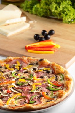 sıcak ve lezzetli pizza beyaz çanak üzerinde