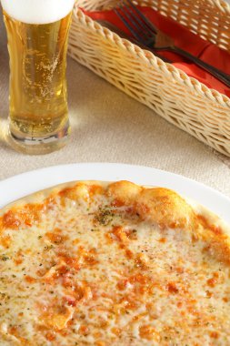 sıcak ve lezzetli pizza beyaz çanak üzerinde