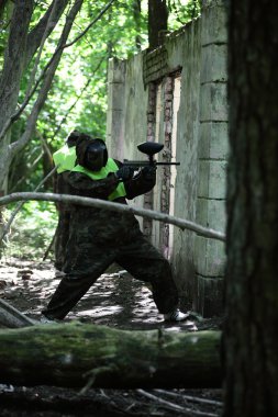 ormanda amaçlayan paintball oyuncu