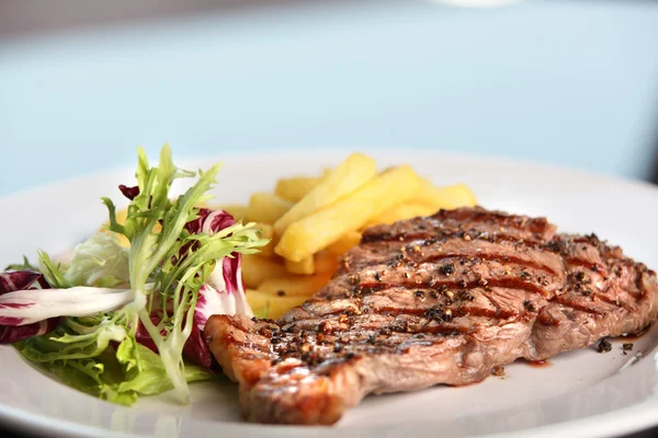 Carne quente e assada com batatas fritas — Fotografia de Stock