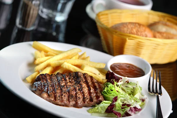 Carne quente e assada com batatas fritas — Fotografia de Stock