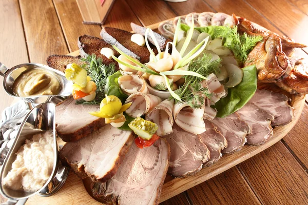 Carne en rodajas con diferentes verduras —  Fotos de Stock