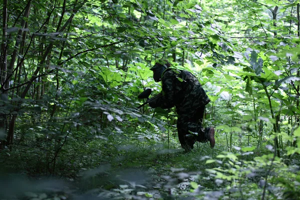 森の中を目指しての paintball プレーヤー — ストック写真