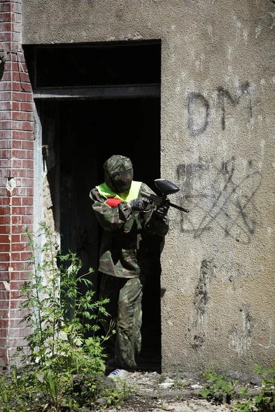 Paintball hráč, jehož cílem je v lese — Stock fotografie