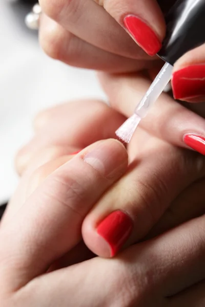 Cuidado de las uñas en el salón de belleza moderno —  Fotos de Stock