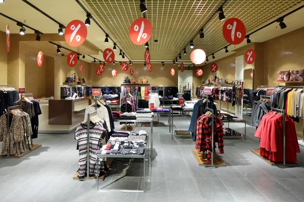 Gloednieuwe interieur van doek winkel — Stockfoto