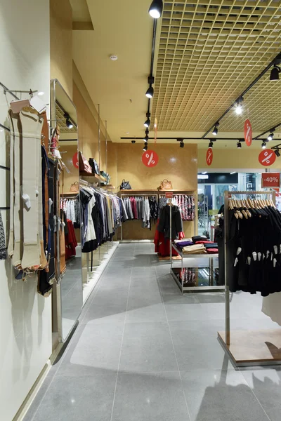 Gloednieuwe interieur van doek winkel — Stockfoto