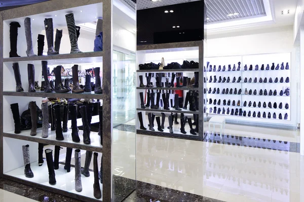 Interior de la tienda de zapatos en el centro comercial europeo moderno — Foto de Stock