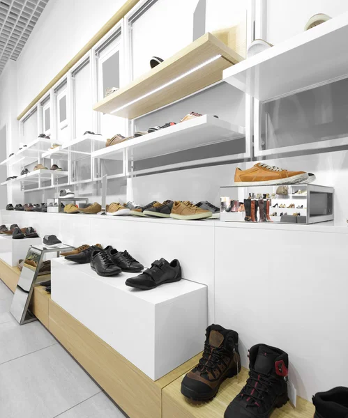 Intérieur du magasin de chaussures dans le centre commercial européen moderne — Photo