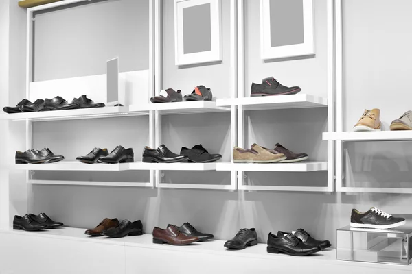 Interno del negozio di scarpe nel moderno centro commerciale europeo — Foto Stock