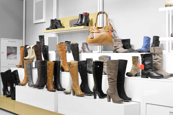 Interior de la tienda de zapatos en el centro comercial europeo moderno — Foto de Stock