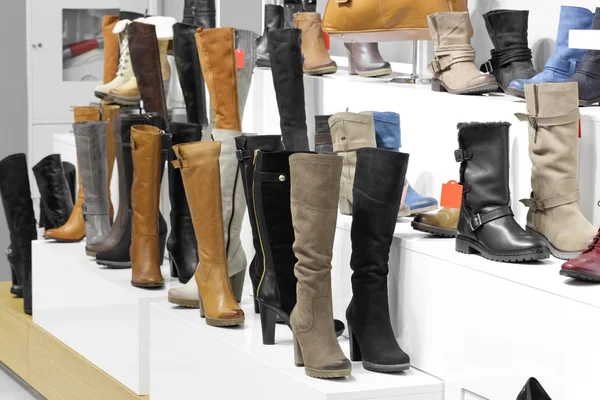 Interior de la tienda de zapatos en el centro comercial europeo moderno — Foto de Stock