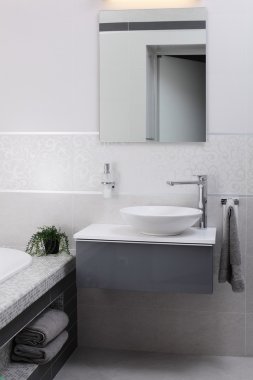 parlak krom musluk banyo